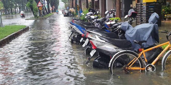 影／高雄雷雨炸裂！左營新莊一路水溝堵塞淹腳踝、機車泡水 | 聯合新聞網