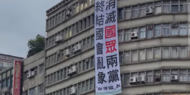 你們要不要乾脆去修憲，跟淪陷區一樣把「#國家必須由民主進步黨領導」寫在憲法第一條？
 #又是紅綠一家親的一天