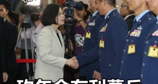 砍年金有利募兵，很多年輕人願從軍。
 （本集由蔡英文 Tsai Ing-wen×八百壯士捍衛權益領銜主演）
 蔡英文：年...