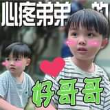 可能是 2 個人、小孩和文字的圖像