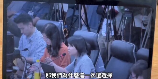 有誰知道他到底在供三小朋友?

賴政府真的hen棒
央行總裁楊金龍真的hen棒
被彭博社的記者問個問題
就棒到一個不行
…