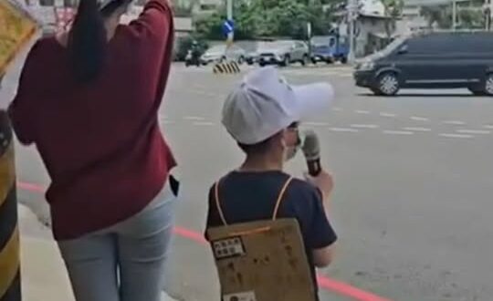綠共跟紅共拿小孩演樣板戲，對照看完87分像！