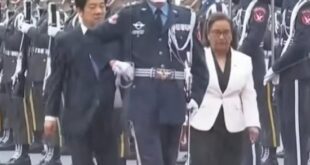 美國總統接待友邦突然下雨，即時有軍人協助撐雨傘
賴清德接待友邦提前知道下雨，讓馬紹爾總統淋雨演偶像劇

-

未備傘、不...