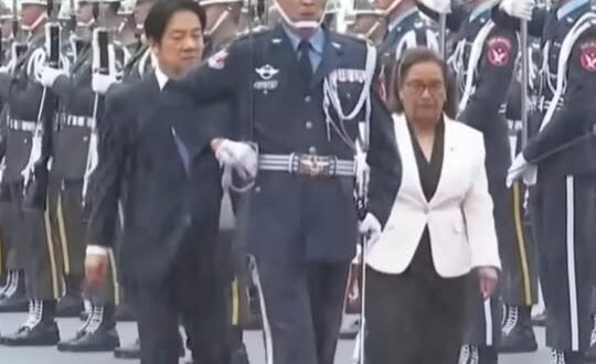 美國總統接待友邦突然下雨，即時有軍人協助撐雨傘
賴清德接待友邦提前知道下雨，讓馬紹爾總統淋雨演偶像劇

–

未備傘、不…