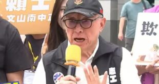 踢館現場翻車慘狀
國民黨播放曹興誠支持統一的言論
當事人惱羞暴怒

影片素材來源：三立、民視