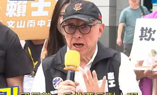 踢館現場翻車慘狀
國民黨播放曹興誠支持統一的言論
當事人惱羞暴怒

影片素材來源：三立、民視