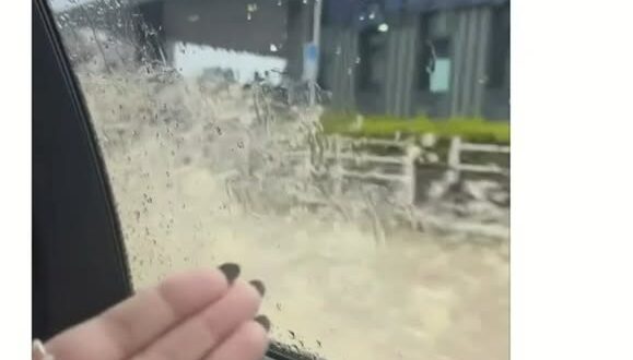 高雄淹水，上班族表示無奈：「岸上好多人。」