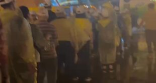 大罷免造勢提前散場。

帶頭的車長(?)超兇的！
前面狂叫：「兩個兩個排好啦！」，後來才比較溫柔的說：「排隊比較好數。」...