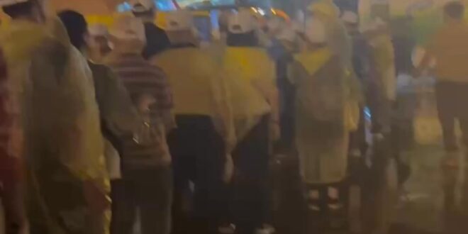 大罷免造勢提前散場。

帶頭的車長(?)超兇的！
前面狂叫：「兩個兩個排好啦！」，後來才比較溫柔的說：「排隊比較好數。」...