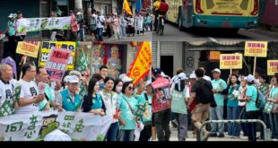 牛煦庭這下慘了！很多屏東人包遊覽車北上要罷免桃園立委

現場有兩個民進黨桃園議員魏筠跟陳雅倫，不知道為啥要找屏東人上來壯...