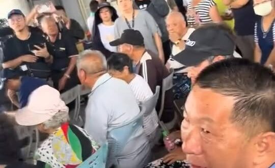 黃偉哲說放颱風假不要跟別人講，災民痛罵：「第五天才看到你」

我滿好奇黃偉哲在自豪什麼…還讓大家不要講。
大家家園毀…