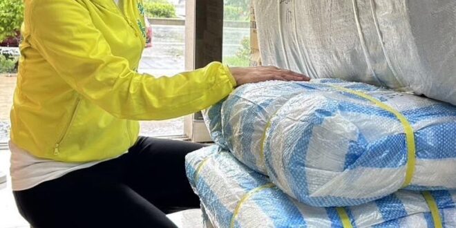 賴總統說候選人把自己的帆布拆下來
提供給需要的民眾！
好像不是說這位？