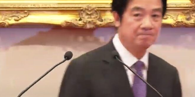 今天T台記者拿朱立倫嗆柯文哲案司法不公來問萊爾校長，結果回答完之後，萊爾校長露出如此表情，看向T台記者方向！