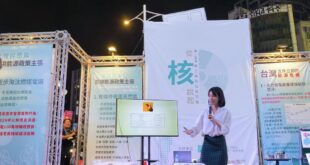 我只是路過的公投辯論代表，給我記著了！

8/23核三延役公投特展「從何說起」，捷運西門站6號出口，西門町真善美劇院廣場。

展期8/9~8/22，晚間有一定機...