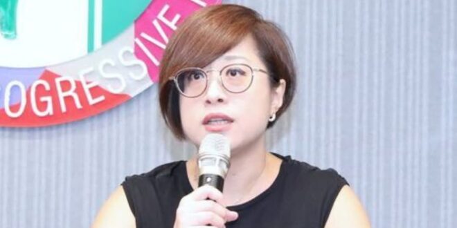 老公香港人有什麼問題？會跟綠營人士結婚的港人應該是反共的黃絲吧，之前不是說跟香港站在一起歡迎移居台灣，現在又鬧哪齣？青鳥…