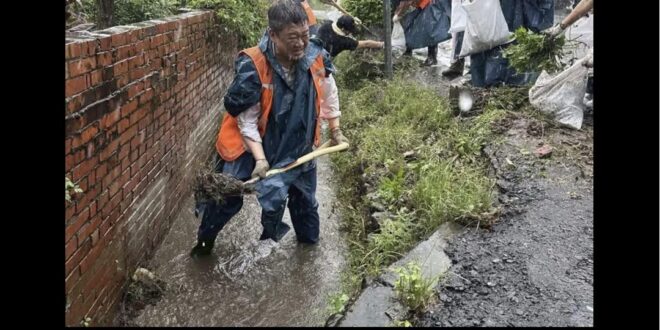 黨旗所指，使命必達！
在傾盆大雨與泥濘洪水中，一抹橘藍色的身影劃破風雨，溫暖萬千災民的心。
民進黨中央秘書長何博文同志，…