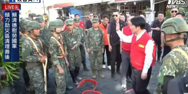 賴清德逐一跟國軍 Give me five，國軍弟兄感動的擦擦手