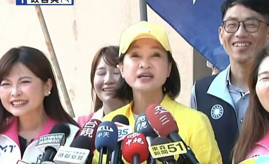 民進黨賴瑞隆酸主視覺用黃色是蹭黃色小鴨，柯志恩反酸「選高雄市長格局要大一點」