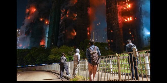 7旬老翁在燃燒大樓外痛哭流涕、大喊「我的妻子還困在裡面」

大批家屬、居民前往中華基督教會馮梁結紀念中學等候，有人啜泣、…