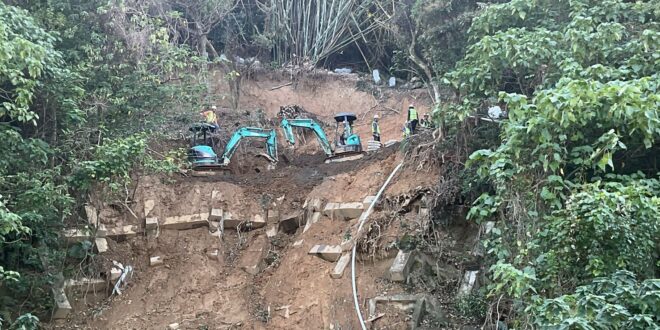 鳳凰颱風來了，請各位好朋友利用今天的假日,做好防颱準備。
     前幾天台北山區連日的大雨，台北市部分地區山坡滑落，感…