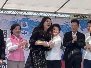 國民黨馬年變龜年

今年是馬年，吉祥話都是『馬上』開頭，馬上有錢、馬上幸福...，大家都想掃除蛇年的陰鬱，期待駿馬奔騰。...