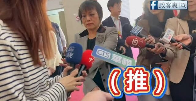 劉世芳怒推記者手「我覺得受到騷擾了」

這是明顯的麥克風敏感症候群，請大家注意，世芳部長不高興了！

訪問記得要唱島嶼天…