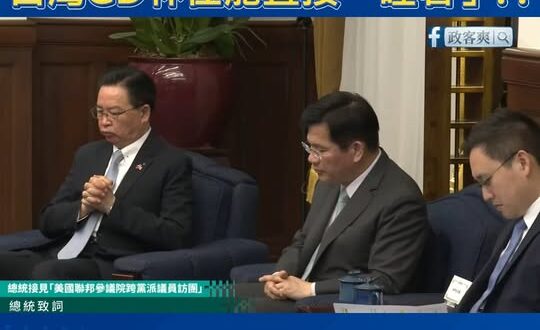 接見美方訪團賴清德講話太無聊，台灣GD林佳龍直接「睡著」！？

我畫面看了好幾遍，林佳龍看起來雙目閉緊、像打瞌睡頻頻點頭…