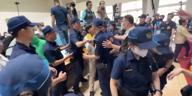 時代力量鄭宇焱指控遭警方推擠受傷
南投分局隨即公布完整影像還原現場
畫面顯示，員警僅依法採取「圈圍引導」
將人員帶離核心…