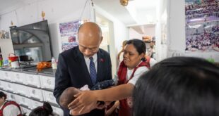 前兩天，我和做事的人 許原榮特別前往財團法人台灣關愛基金會，關心「黑戶寶寶」的照顧現況。這些孩子的父母多是來台打拚的移工...