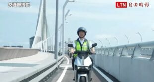 交通部長陳世凱親自在淡江大橋騎車，一路上眼睛都看鏡頭非常順暢！

1.5公尺寬的機車道，根本就是造謠，看看部長騎的意氣風...
