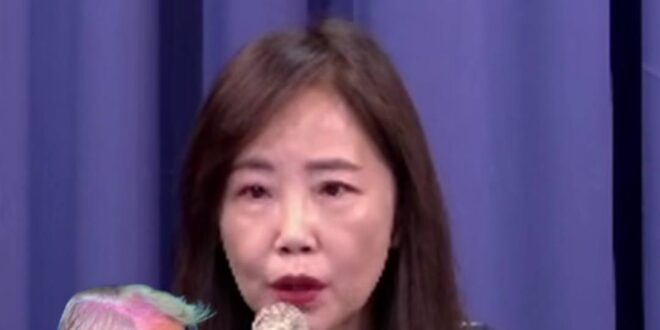 妳自己家黨章都寫「反共」了，怎麼反共還要問美國人？現在是藍綠一起失智，綠的忘記自己有台獨黨綱，藍的忘記自己有反共黨章嗎？…