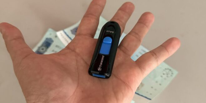 所有 #男大生造假包裹有老鼠抹黑 證據都在這了
但事情好像沒有這麼單純，
那名黃姓男大生寄來了兩張支票
金額竟然是七位數...