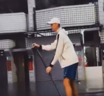 台南大淹水！有居民「划船通行」，也有人自嘲「要來水上酒吧」玩嗎？