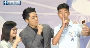 蔣萬安兒子上台領市長獎，跟老爸逗趣互動超有愛