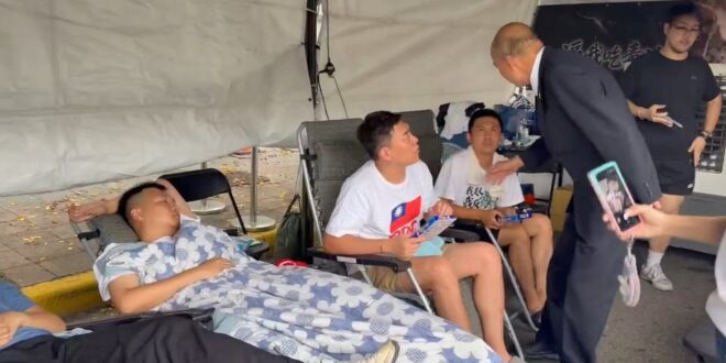 韓院長送暖（涼）

這麼熱的天絕食，不只是餓，還有熱

蘇醫師：
現在是低血壓太高
高血壓跟低血壓，脈差很接近。
導致水…
