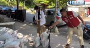 基進吳欣岱班一包沙包拍四次手，網友嘲諷「嫌髒不要擺拍」、「照這搬法明年暑假都弄不完」

建議一次性搬完之後再去洗手，不然...