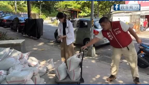 基進吳欣岱班一包沙包拍四次手，網友嘲諷「嫌髒不要擺拍」、「照這搬法明年暑假都弄不完」

建議一次性搬完之後再去洗手，不然…