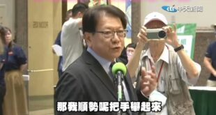 太極大師潘孟安怒甩女記者麥克風，事後稱「順勢舉手」

大家不要再誤會潘孟安了！

人家都解釋了，只是「順勢抬手」。

這...
