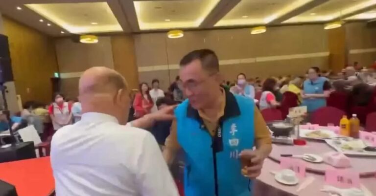 我為什麼一點也不意外呢？以前對選民是這樣，現在對女兒的對手也這樣，不講還以為情義之西西里島要拍續集。
