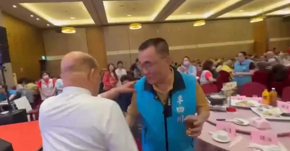 我為什麼一點也不意外呢？以前對選民是這樣，現在對女兒的對手也這樣，不講還以為情義之西西里島要拍續集。
